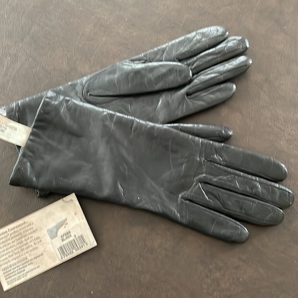isotoner black leather gloves - Picture 2 of 4